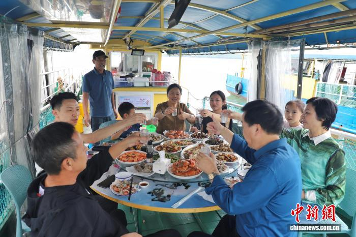 国庆假期，游客在浙江宁海品尝海鲜美食。　吴立高 摄
