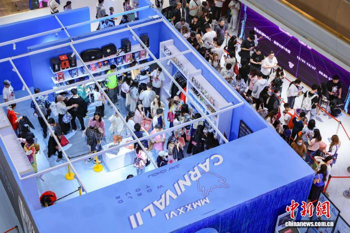 10月4日，青岛一家大型商超内的周杰伦演唱会快闪店游客如织。　王刚 摄
