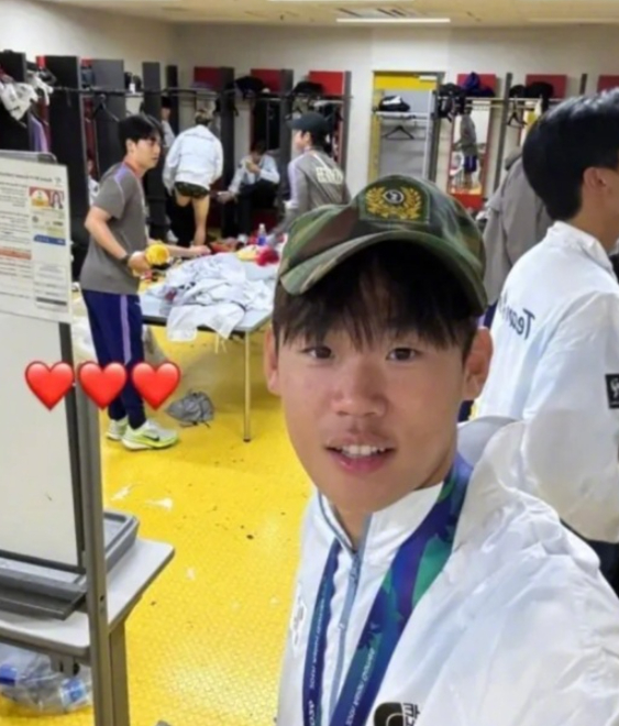 韩国球员朴升秀赛后将自己佩戴所谓“退伍帽”的纪念照上传至社交媒体炫耀。图源：看看新闻