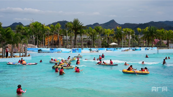 游客在水上冲浪（央广网发  惠水县融媒体中心供图）