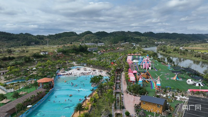 好花红乡村旅游区吸引八方游客前来打卡体验（央广网发  惠水县融媒体中心供图）