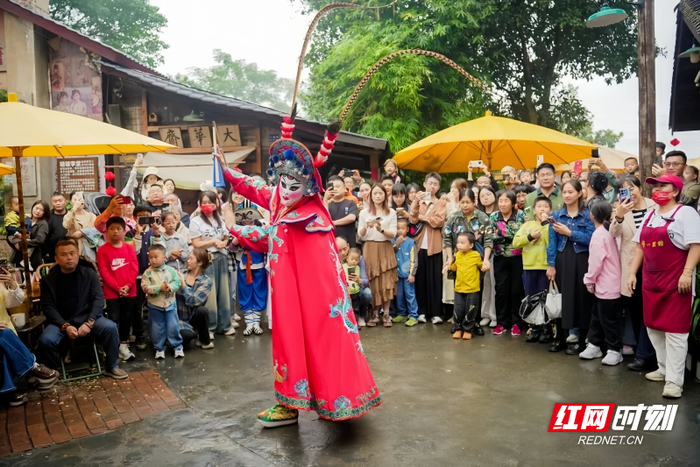 游客在长沙捞刀河畔老茶馆观看非遗演出。（图片来源/文旅长沙）