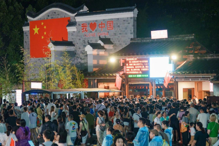   《印象大红袍》演出，是许多游客的必选项。（裴礼辉 摄）