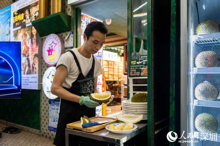 工作人员正在处理新鲜榴莲。人民网记者 王星摄