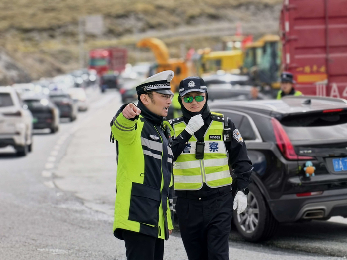 交警在指挥交通