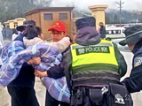 19岁男子临时组团徒步高原，3人均无丰富经验，夜间突发严重高反，血氧饱和度低至49%！附近老乡骑摩托求助民警，目前均已平安返程