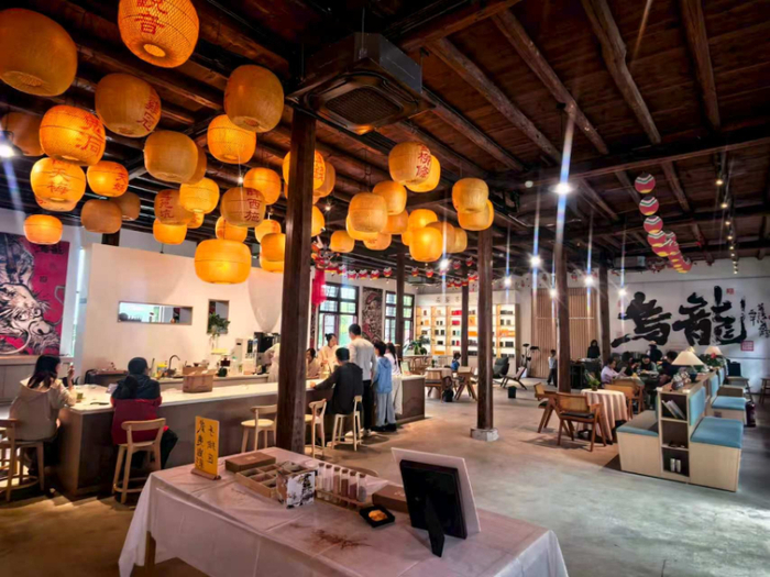   游客在世界乌龙茶发源地展示馆参观、品茗。（裴礼辉 摄）