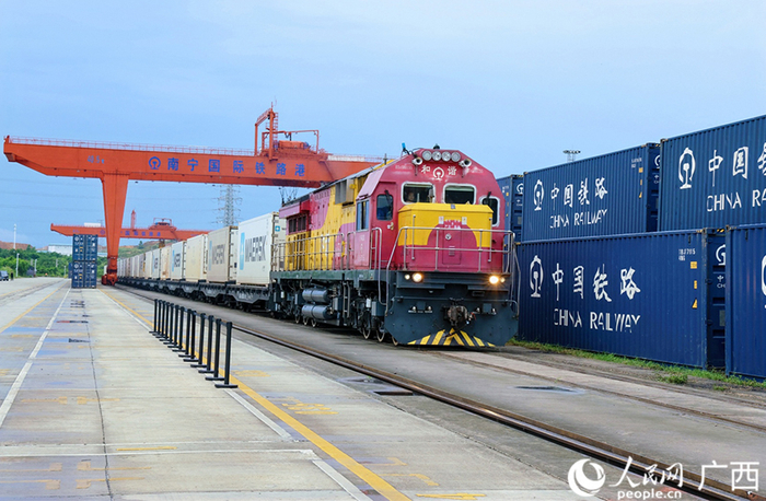 东盟跨境水果冷链班列抵达南宁。人民网记者 冯肖慧摄