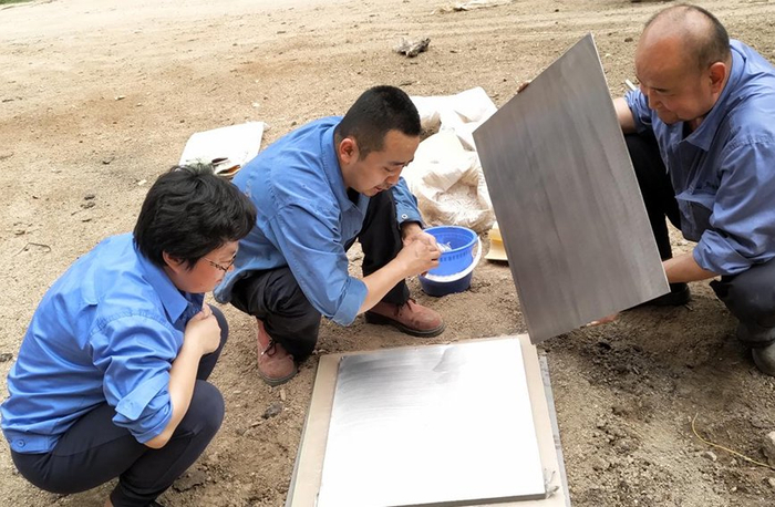 西安石油大学教授赵惠（左一）正在帮助企业开展新产品试制。受访者供图