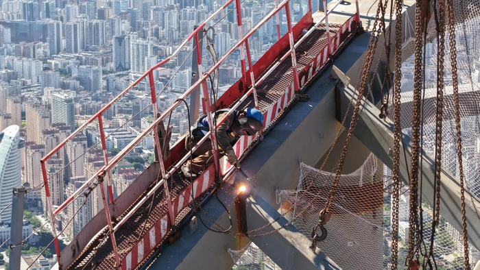 　　10月2日，施工人员在400米高空塔冠作业面上进行高空焊接。（受访单位供图）