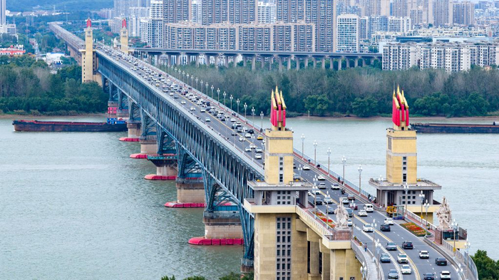 这是10月1日拍摄的南京长江大桥上的车流。新华社发（杨素平 摄）
