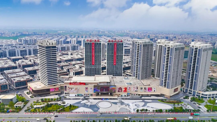 ▲汕头国际纺织城项目核心商贸板块全球贴身服饰交易市场已正式开业，近300家源头企业入驻运营。