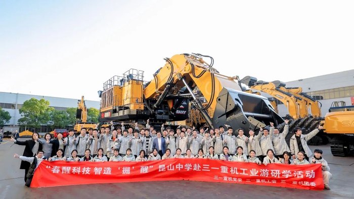 ▲打造“行走的大思政课”实践课程品牌，先后组织近6000人次学生，走进全市50余个区域核心企业、文化展馆等场所