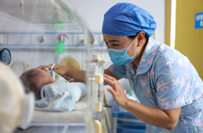10月1日，护士在贵州省铜仁市玉屏侗族自治县人民医院新生儿科护理新生儿。新华社发（胡攀学 摄）