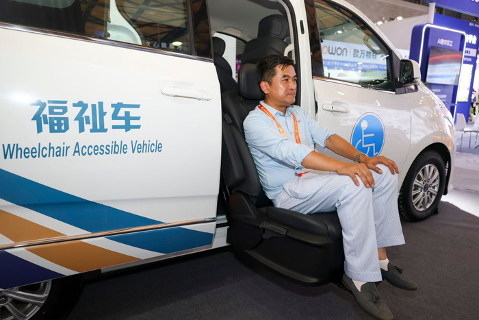 6月4日，工作人员演示方便无障碍出行的福祉车。新华社记者 王翔 摄