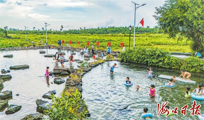 在海口旧州镇雅蔡冷泉，亲子家庭在此感受田园野趣。海口市融媒体中心记者 苏弼坤 摄
