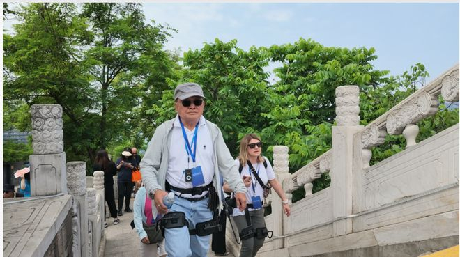 借助外骨骼爬长城的老年游客。受访者供图