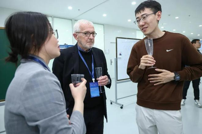 2024年，李政道研究所，左起：徐东莲、弗朗西斯·哈尔岑、田玮。图源：田玮