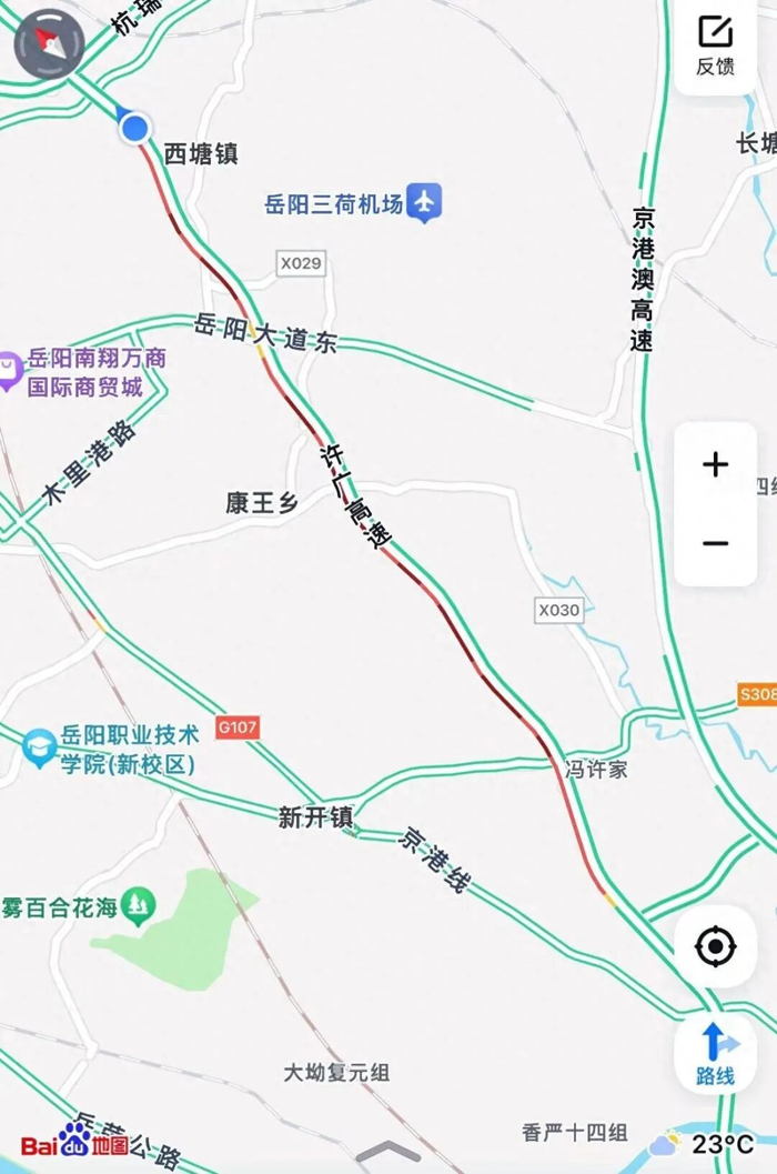 5日下午3时许，李先生在湖南岳阳，许广高速广州方向遇到拥堵。 图/受访者提供