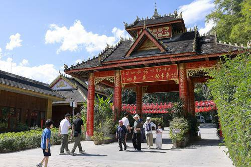 国庆期间，游客“中缅第一寨”勐景来游玩。胡妤雅 摄