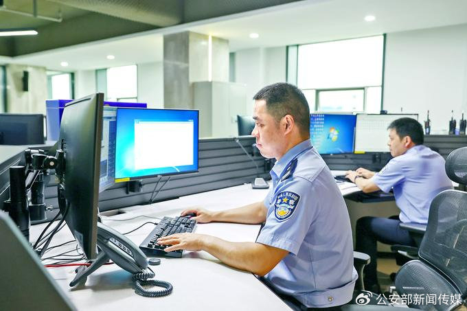 10月6日，台州市公安局合成作战中心接警区民警及时回应群众报警求助。李奔摄