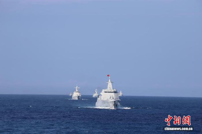 图为遵义舰领衔舰艇编队。温彬 摄