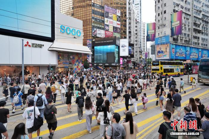 10月3日，正值内地国庆假期，众多访港旅客来到香港铜锣湾商圈购物消费。中新社记者 张祥毅 摄