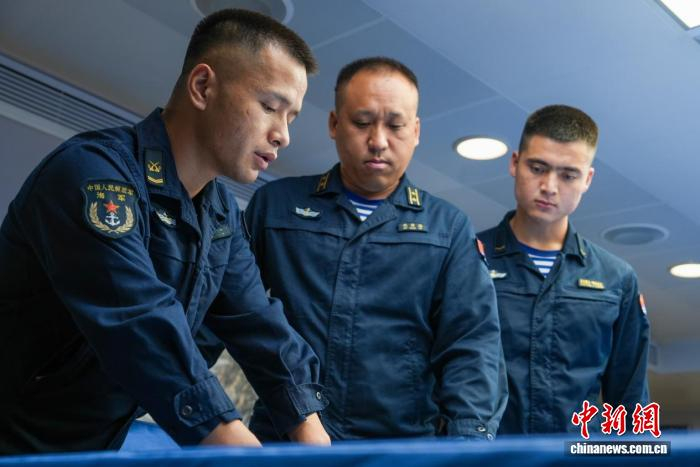 图为遵义舰官兵进行系统复盘分析。陈永辉 摄