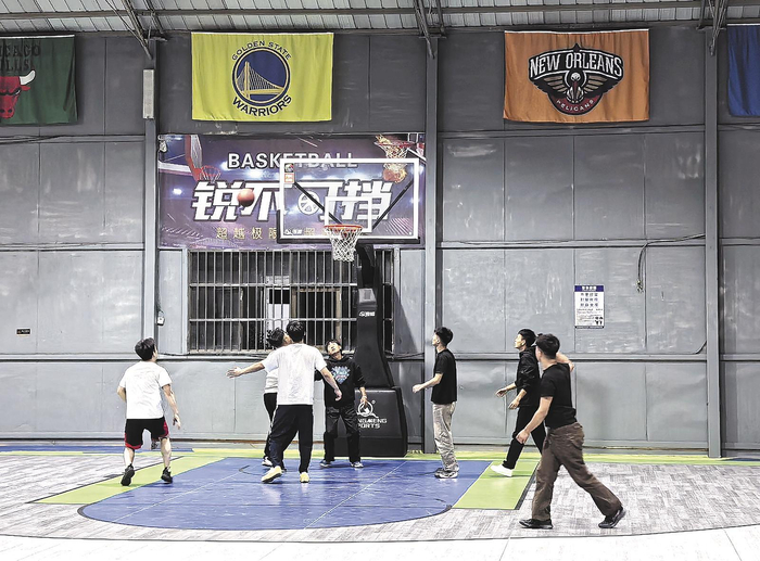     在体育馆打篮球。本报记者 韩丽萍 摄