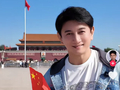 吴奇隆举五星红旗贺国庆，台湾活动被取消，他最新发布登长城游天坛视频回复网友：不赚钱也是这个立场
