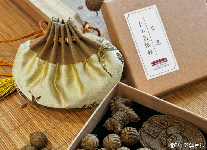 压好模的香珠和香牌    受访者供图