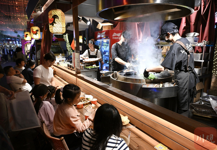 市民游客尝鲜美食。