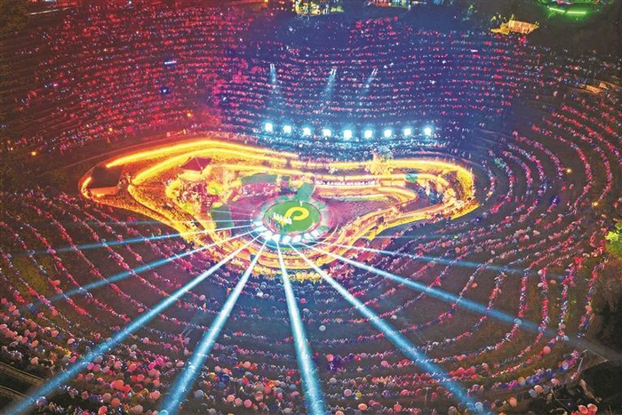 10月1日晚，毕节市大方县奢香古镇，“大地指纹”音乐会国庆专场激情开唱。 本报记者 郑宇潇 摄