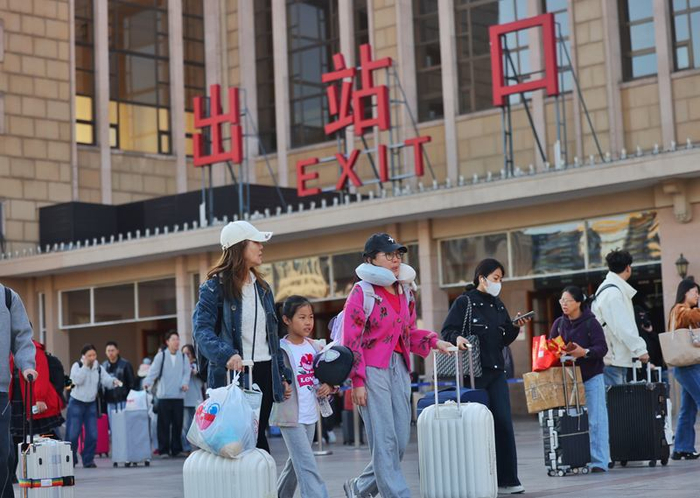 10月7日，北京站出站口，旅客有序出站。新京报记者 王贵彬 摄