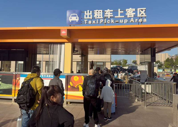 10月7日，北京站，旅客排队乘坐出租车。新京报记者 王贵彬 摄
