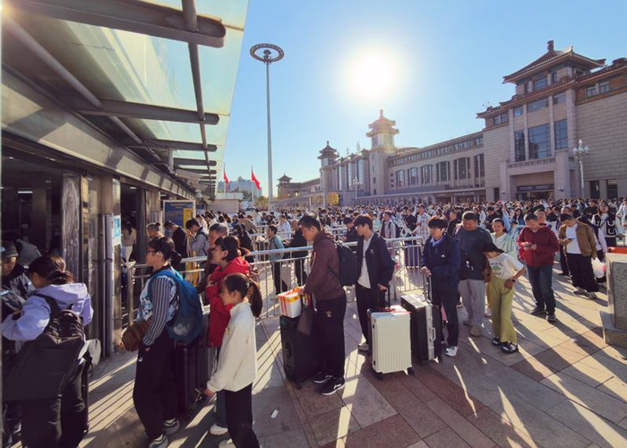 10月7日，北京站，出站旅客在地铁口排队乘坐地铁。新京报记者 王贵彬 摄