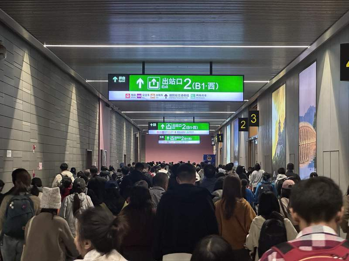 10月6日晚上10时，北京朝阳站，抵京旅客排队出站。新京报记者 王贵彬 摄