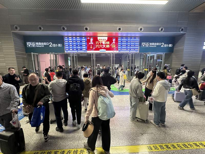 10月6日，深夜的北京朝阳站枢纽依旧繁忙。新京报记者 王贵彬 摄