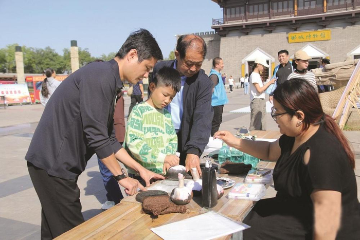         图为游客体验研学活动。     王俊平 摄    