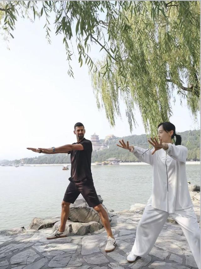 焦科维奇在昆明湖畔练习八段锦。图片来自其社交媒体个人账号