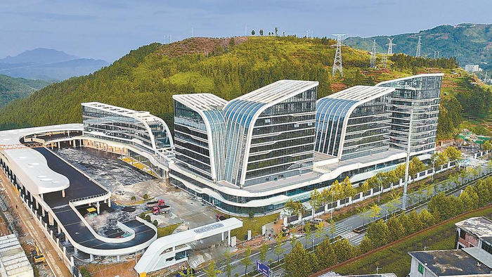     国庆假期，周宁县返乡创业园项目路面沥青铺设、周边绿化种植等工序同步推进，为项目初验做最后冲刺。 陈义冰 摄