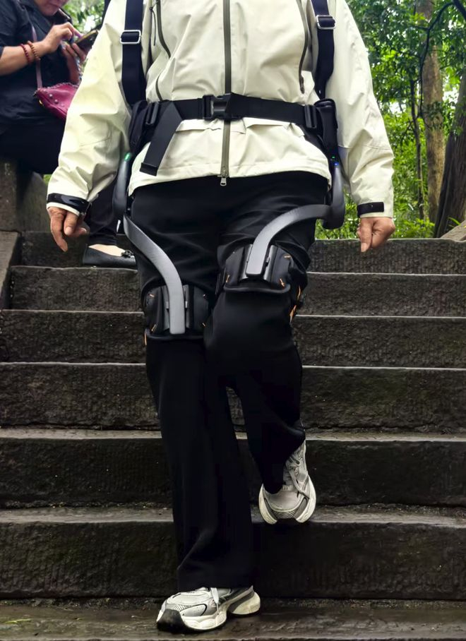 峨眉山游客体验“外骨骼”。每经记者 温梦华 摄