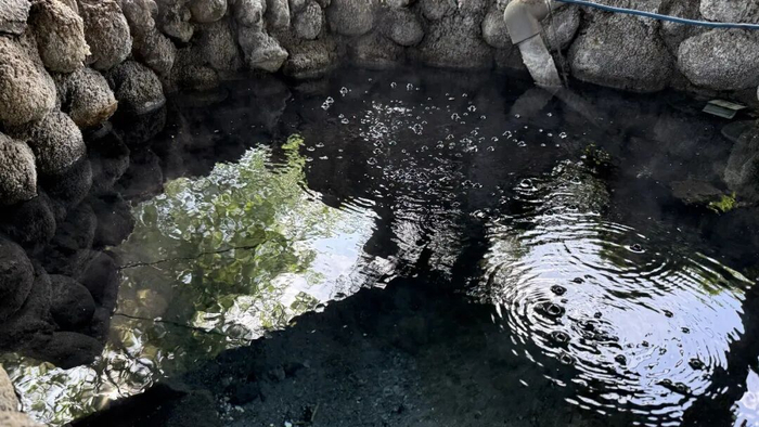 清澈见底的温泉泉眼