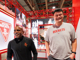 老队友重逢！姚明与“老猫” 莫布里参观中国澳门NBA展馆