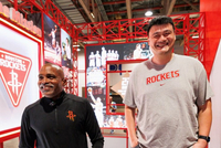 老队友重逢！姚明与“老猫” 莫布里参观中国澳门NBA展馆
