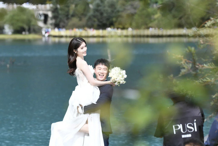 新人在丽江蓝月谷拍摄婚纱照。赵庆祖 摄
