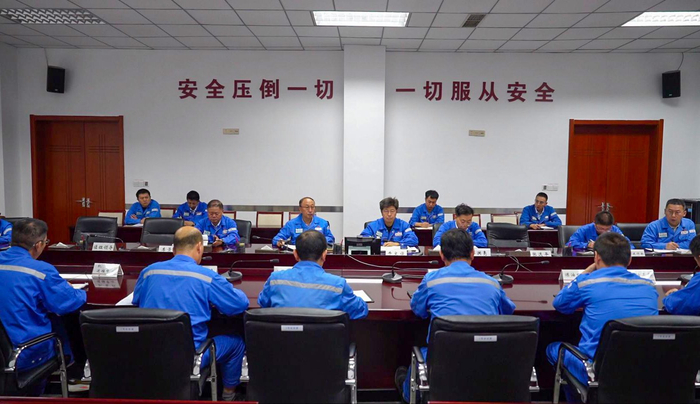 图为云南石化召开生产调度会（霍树琳 摄）