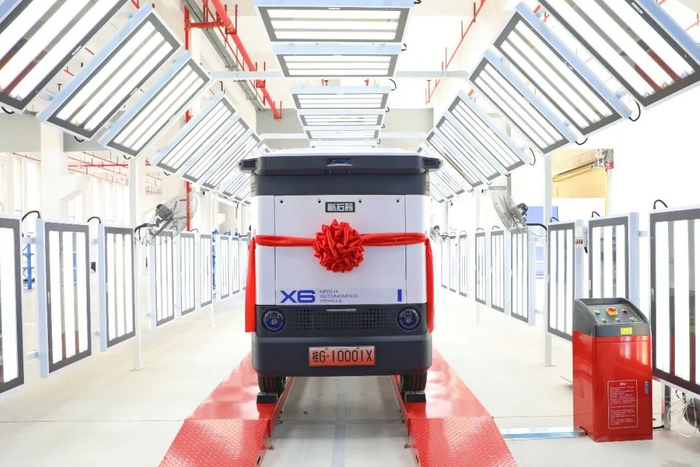 来宾市首台无人驾驶装备——新石器无人车X6T正式下线。