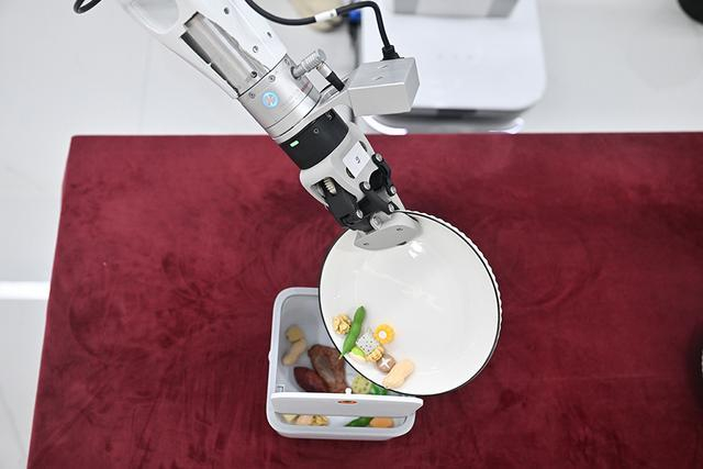 机器人在进行训练。新华社 资料图
