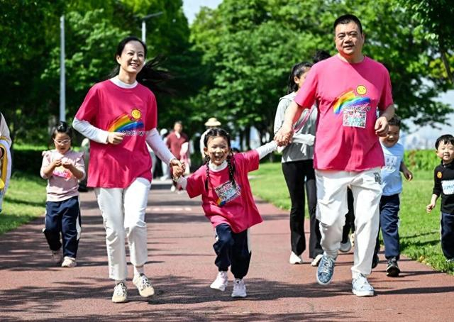 家长和孩子在南京市参加亲子健康跑活动。新华社记者 季春鹏 摄